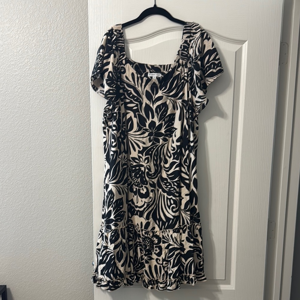 Robbie Bee Black and Cream Floral Mini Dress